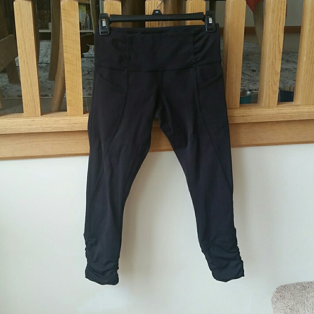 Black Lululemon sz 4 capri
